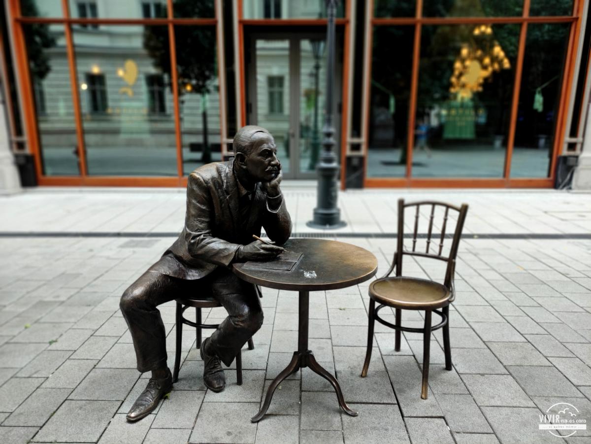 Escultura bronce Budapest: el escritor Gyula Krudy