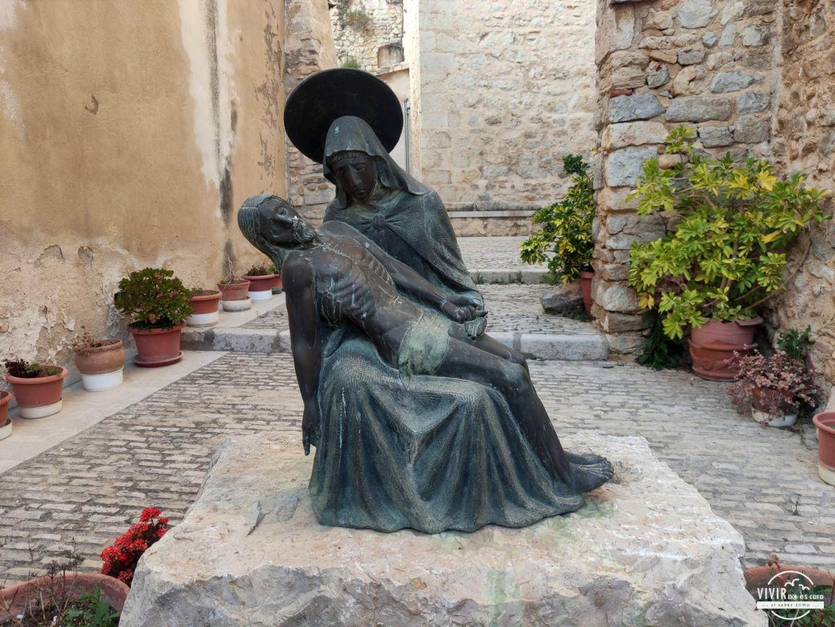 Estatua en el patio de la Iglesia Arciprestal de Sant Mateu