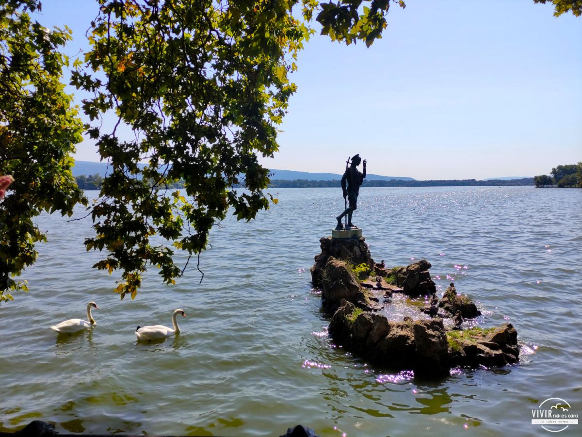 Estatua de San Juan Bautista en el Lago Viejo (Tata, Hungría)