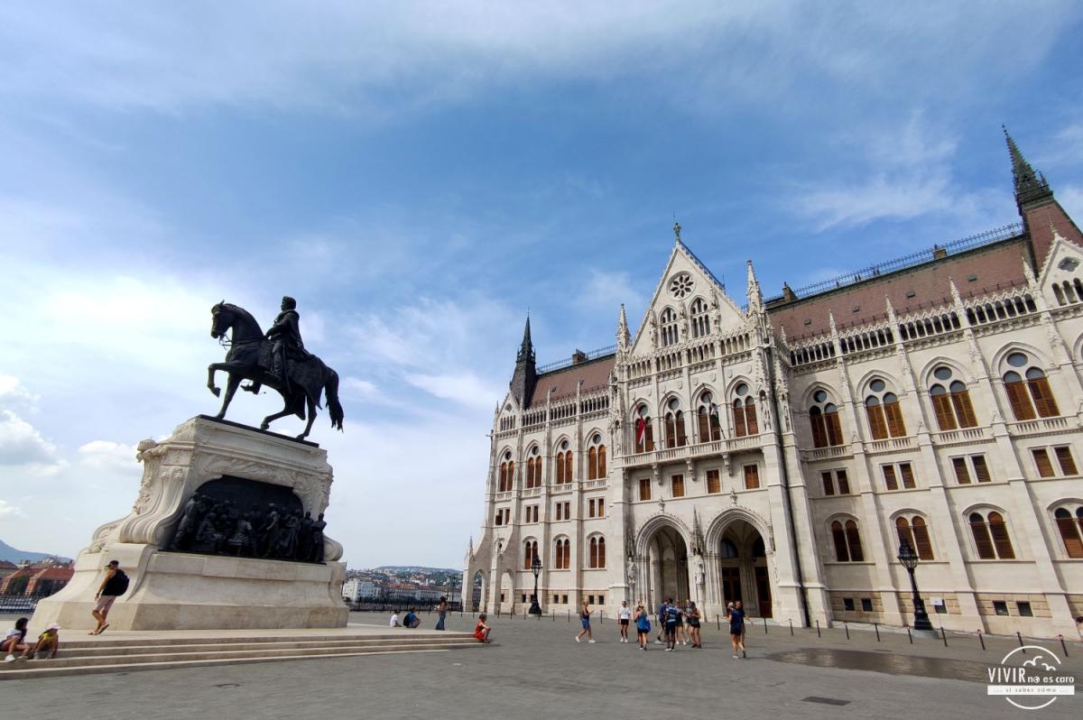 Budapest: Estatua ecuestre de Gyula Andrássy frente al Parlamente de Hungría