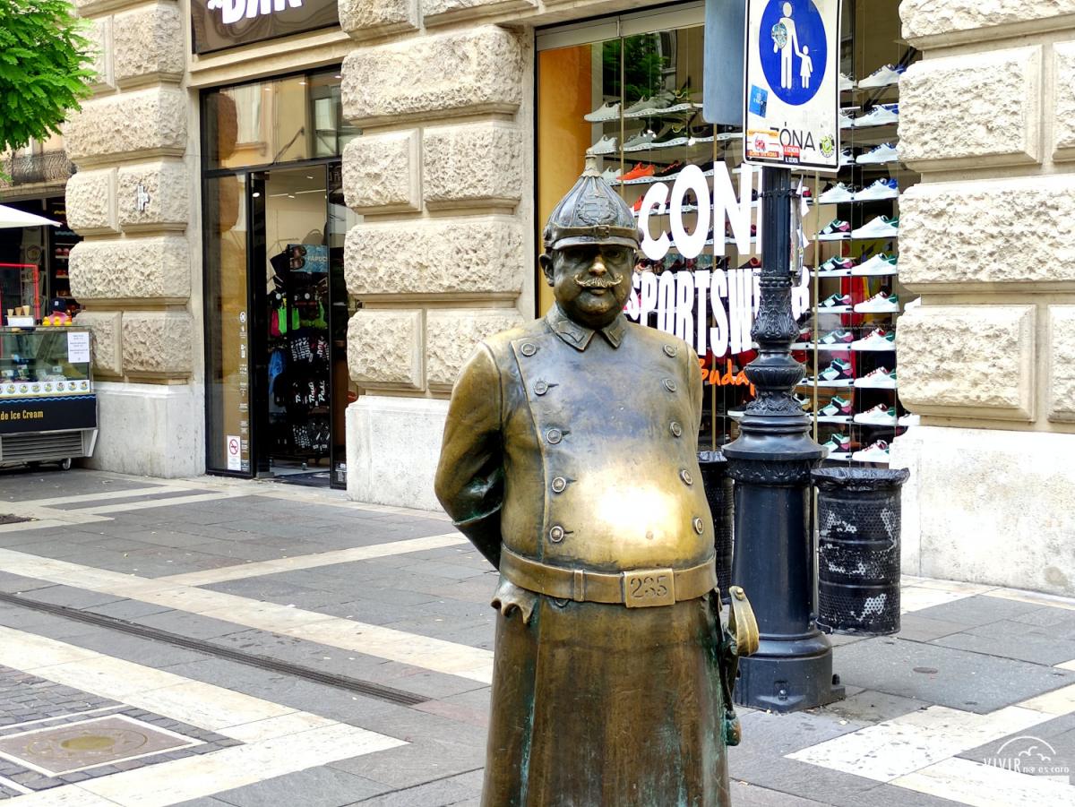 Estatua del policía con barriga en Budapest (Hungría)