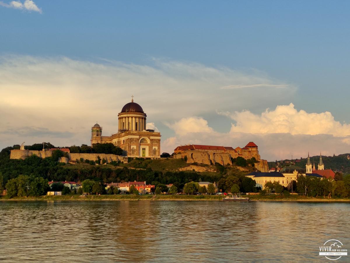 Esztergom frente al Danubio en Hungría
