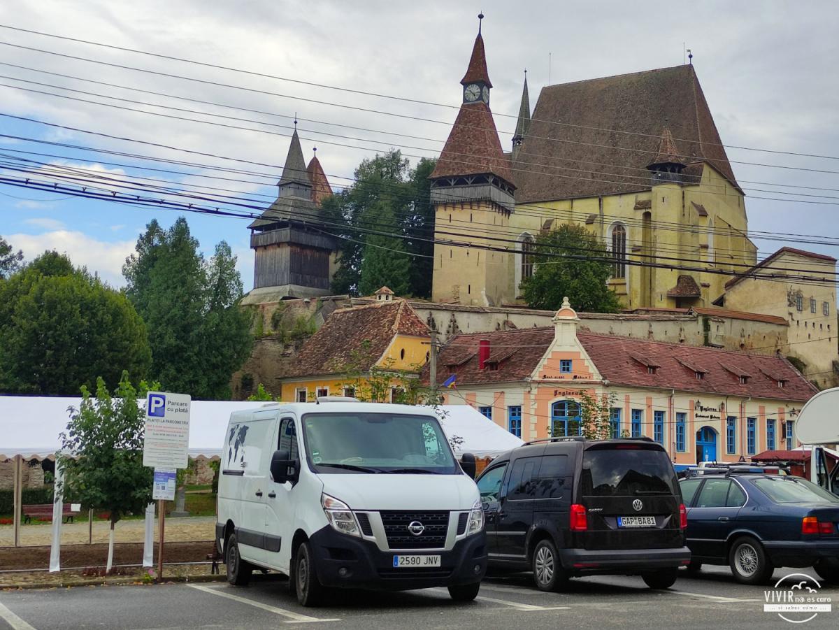 Furgoneta camper en parking de Biertan (Rumanía)