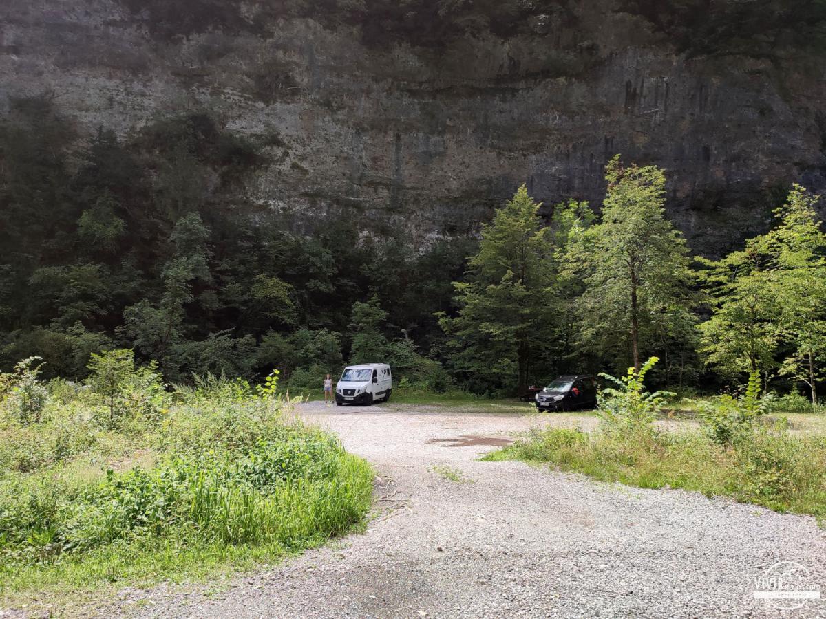 Furgoneta camper en el parking de la Grotta dei Pagani (Italia)