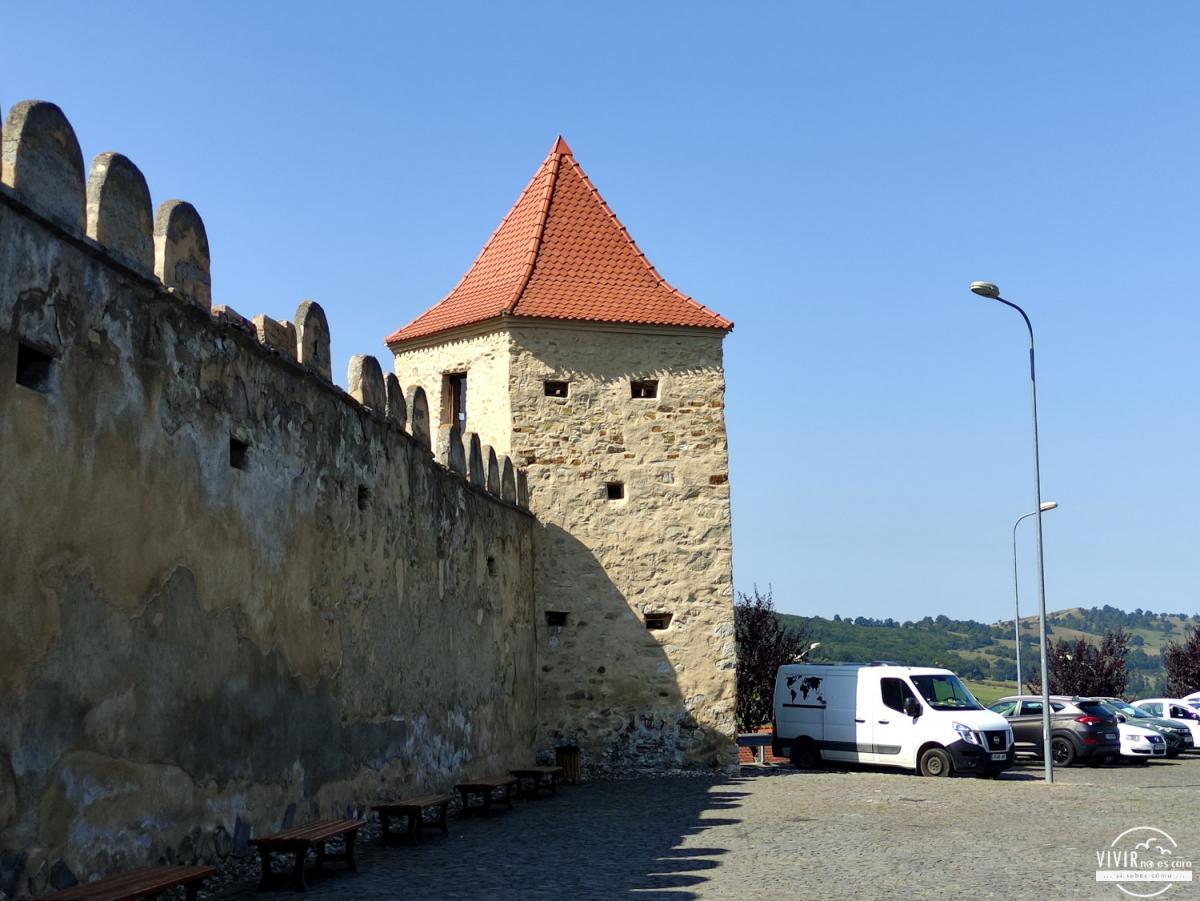Furgoneta camper en la ciudadela fortaleza de Rupea (Rumanía)