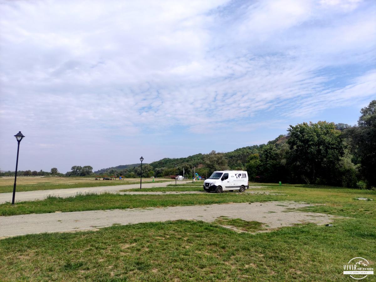 Furgoneta camper en área de autocaravanas de Alba Iulia (Rumanía)