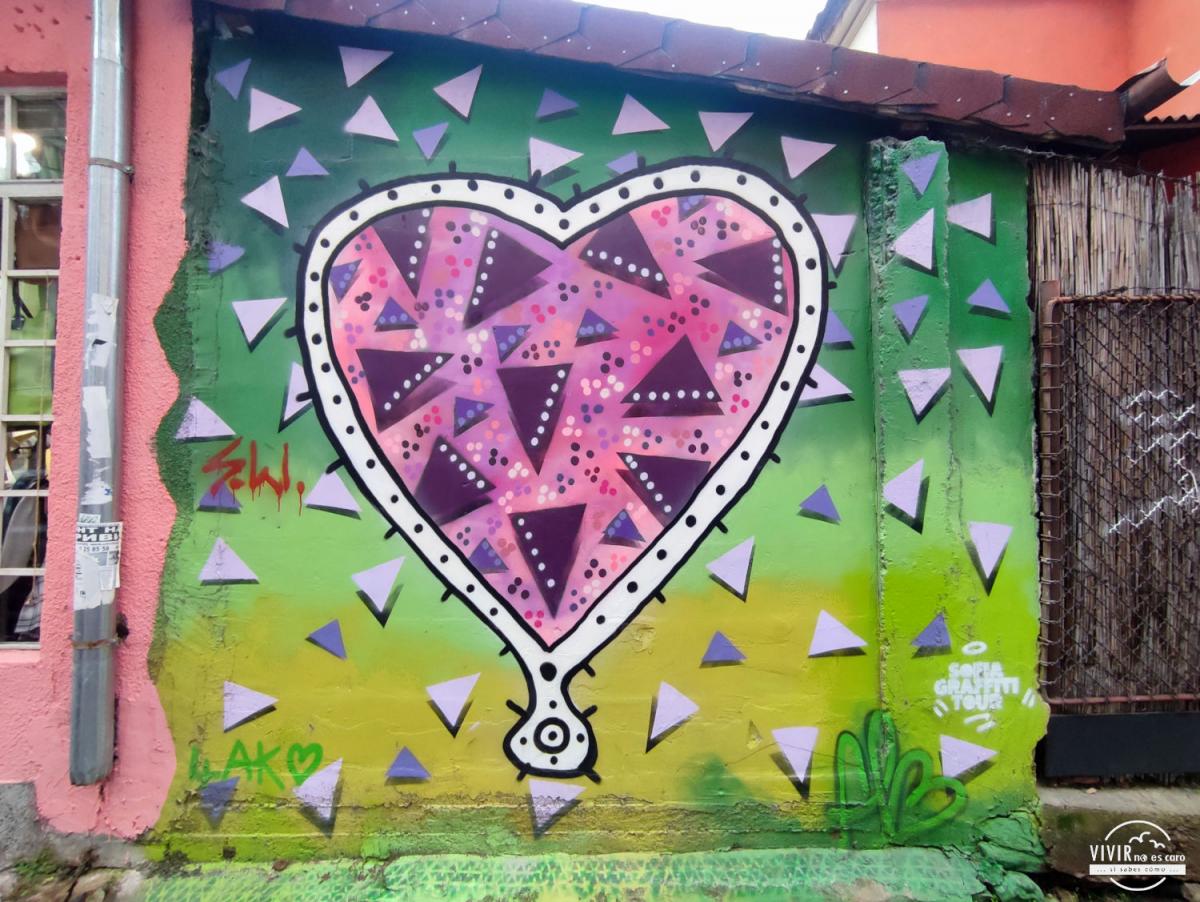 Street art Mural graffiti corazón de espinas (Sofía, Bulgaria)
