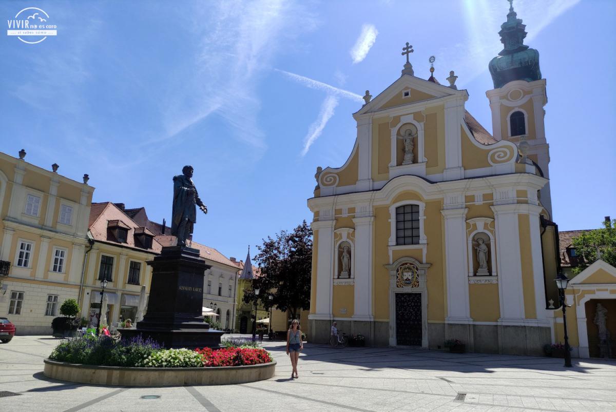 Györ: Iglesia carmelita en la Plaza Puerta de Viena (Hungría)