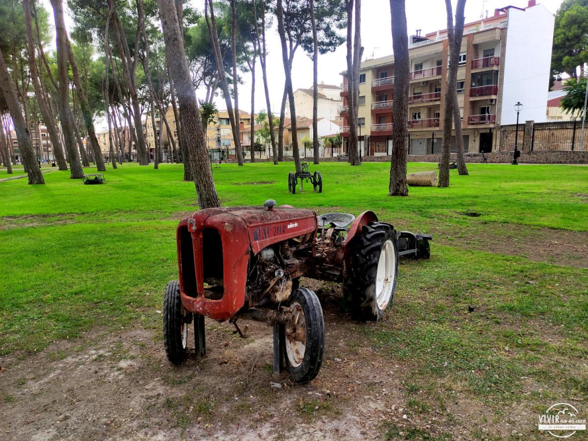 Tractor en el Parque Vicente Garaulet Sequero de Hellín