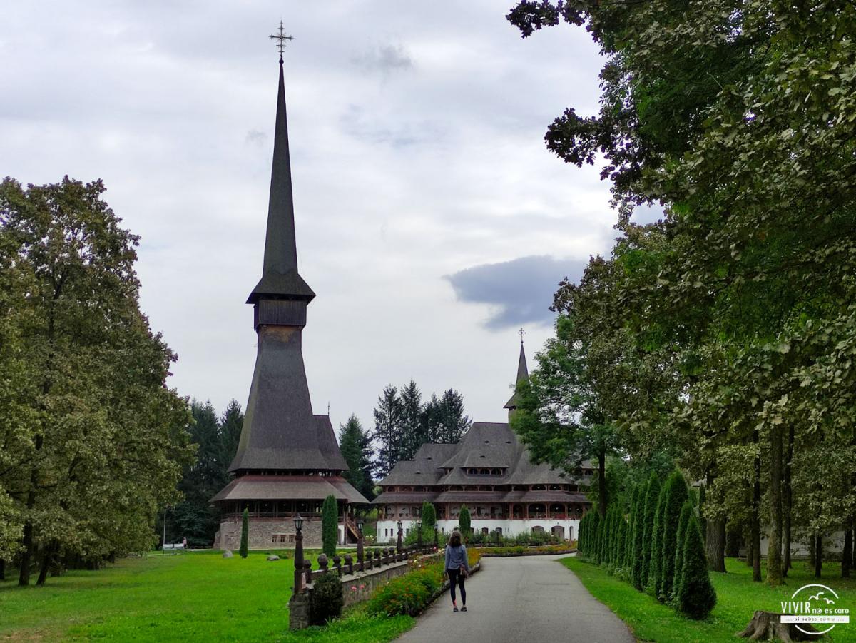 Iglesia de madera del Monasterio Peri-Sapanta en Rumanía