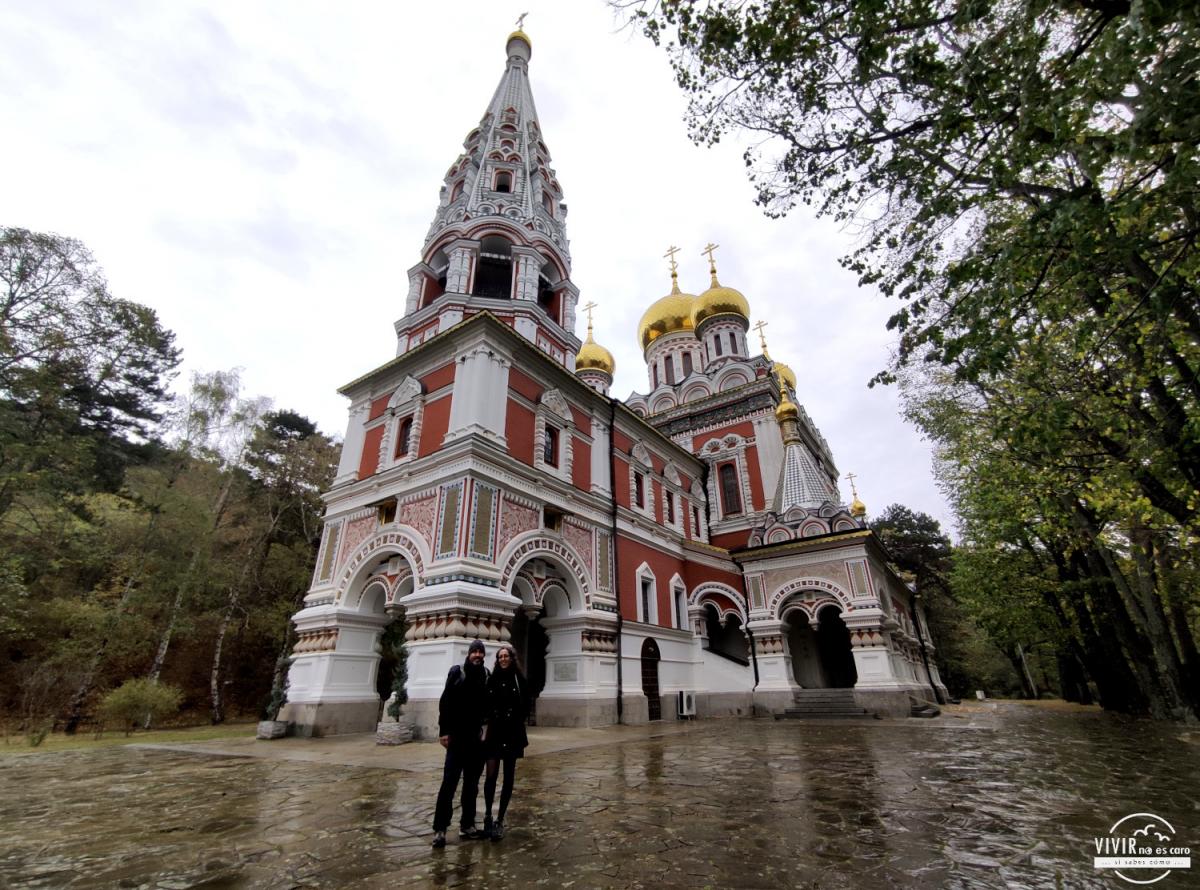 Iglesia rusa dorada Memorial en Shipka (Bulgaria)