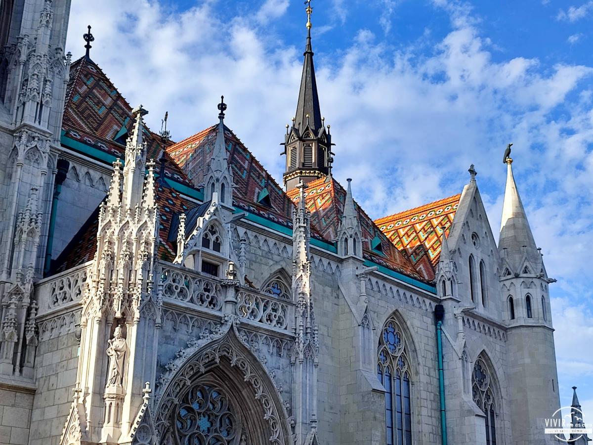Tejado azulejos de la Iglesia de San Matías (Budapest, Hungría)