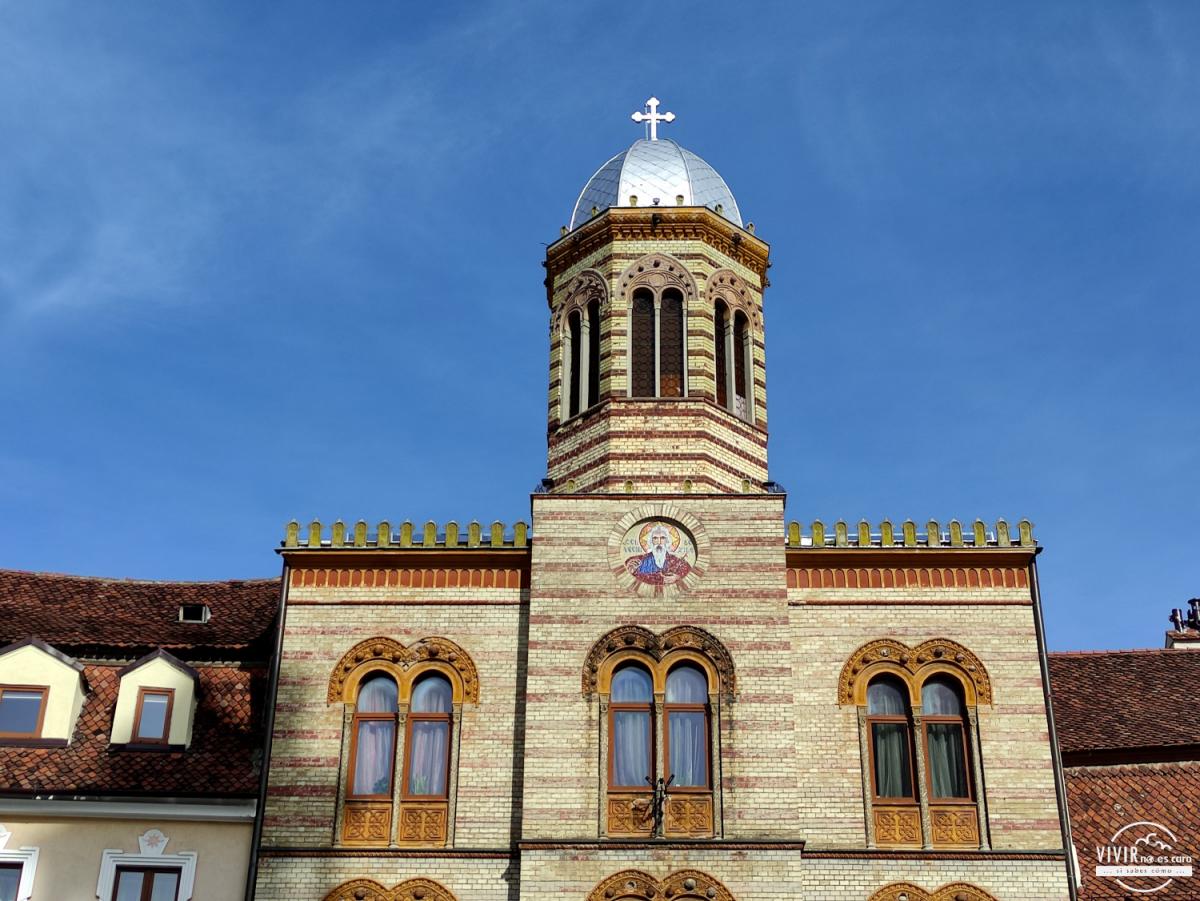 Iglesia ortodoxa en la Plaza del Consejo de Brasov (Rumanía)