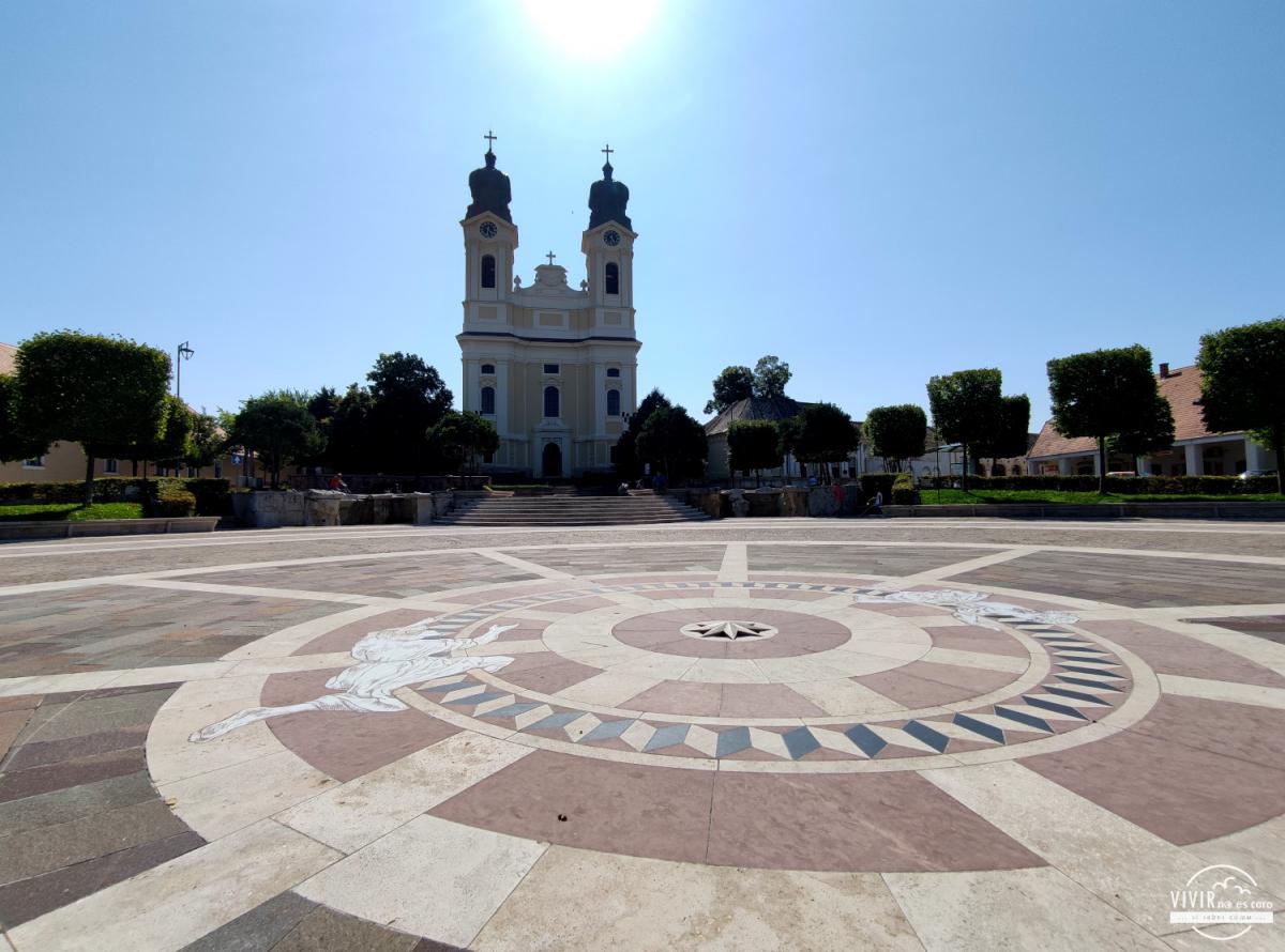 Tata: Iglesia en la Plaza Kossuth (Hungría)