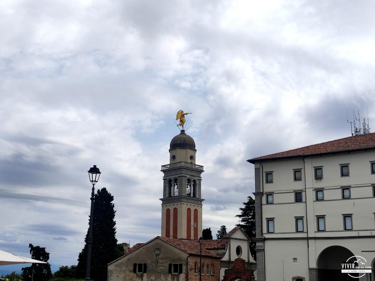 Údine: ángel dorado - Cúpula de la Iglesia de Santa María (Italia)
