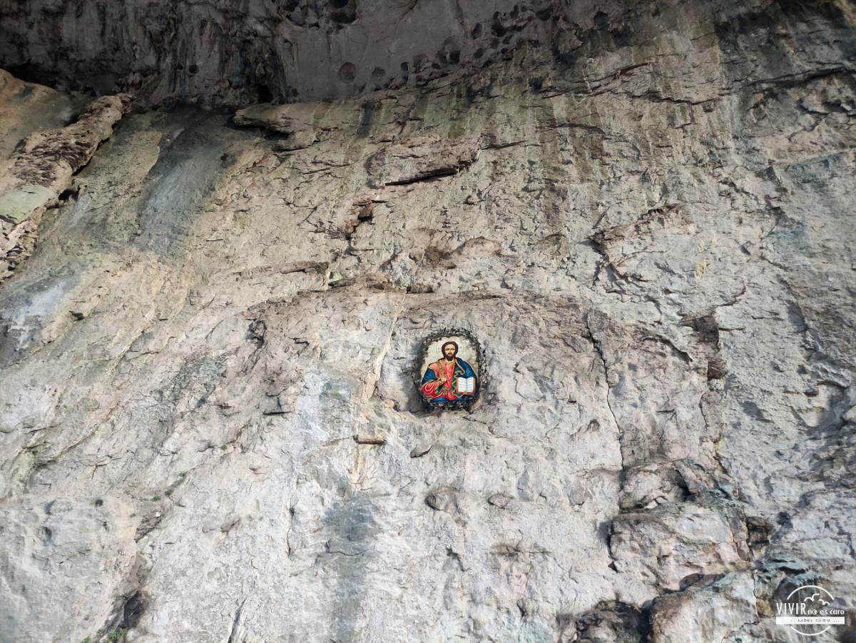Imagen religiosa en la Cueva Prohodna (Cueva Ojos de Dios en Bulgaria)