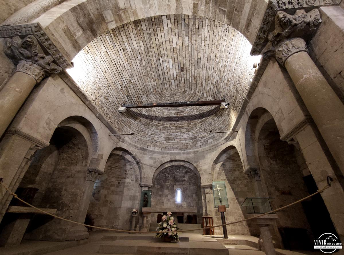 Interior Iglesia de Santa María de les Porqueres en Banyoles (Gerona)