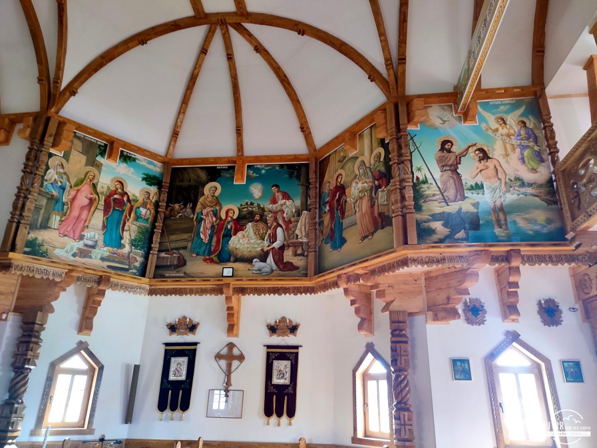Interior iglesia greco-católica en Sapanta (Rumanía)