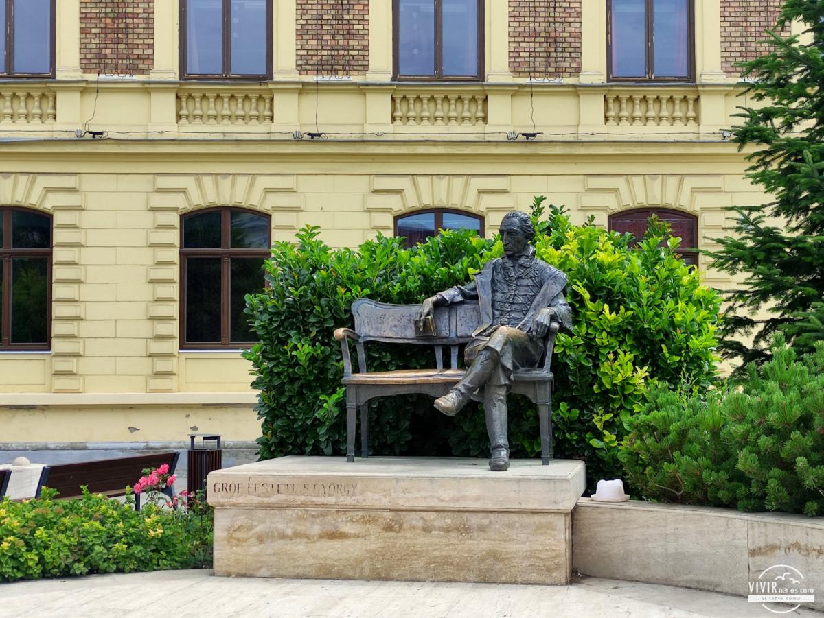 Monumento homenaje a Gyorgy Festetics (Keszthely, Hungría)