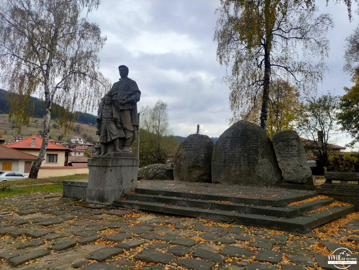 Koprivshtitsa: Monumento a los fallecidos en la Guerra Patria