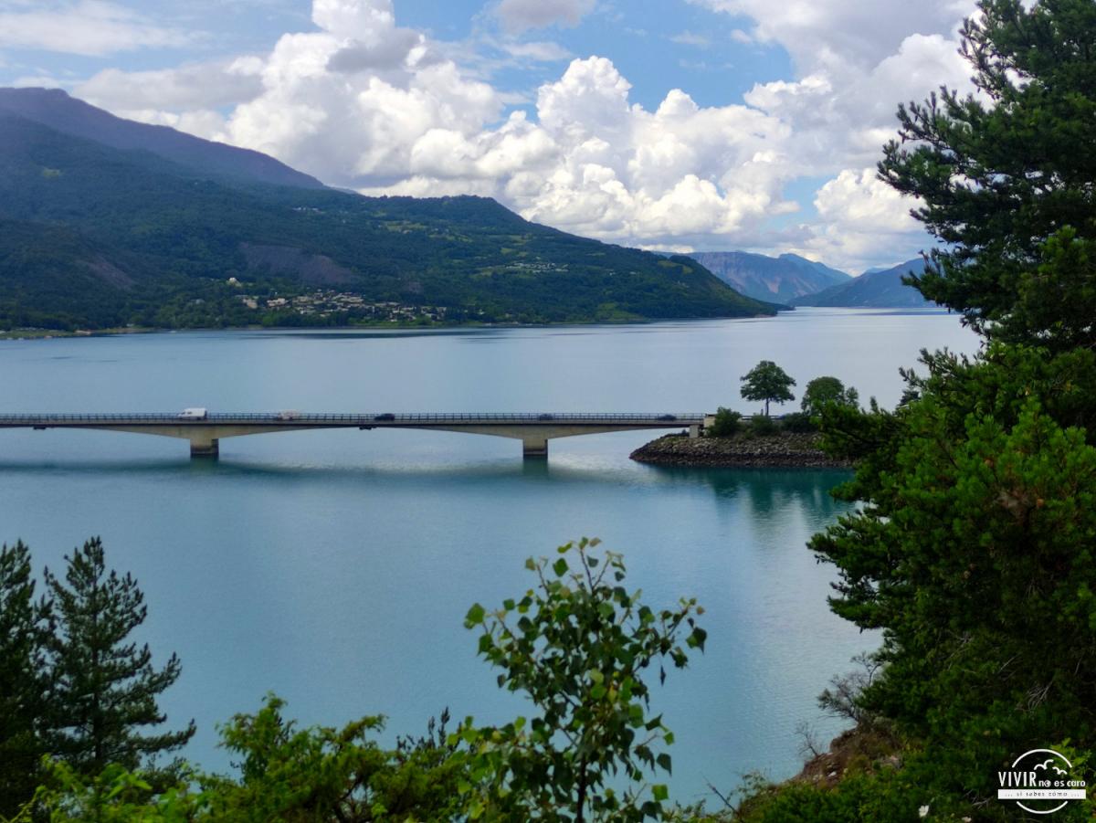 Puente sobre el Lago de Serre-Ponçon en Francia (Alpes del Sur)