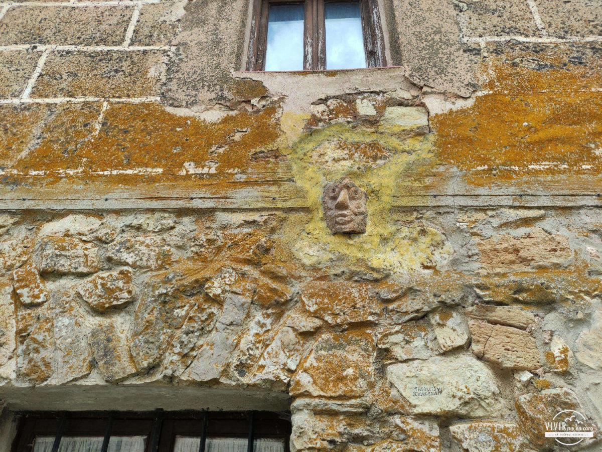 Medinaceli. Mini escultura de cara en fachada (Soria)