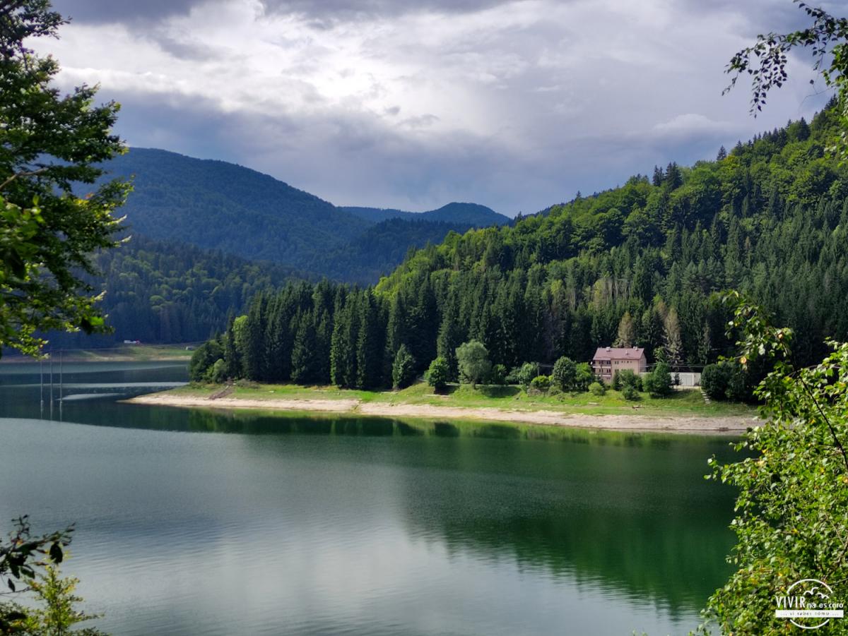 Mirador Lago Vidraru en la Transfăgărășan (Rumanía)