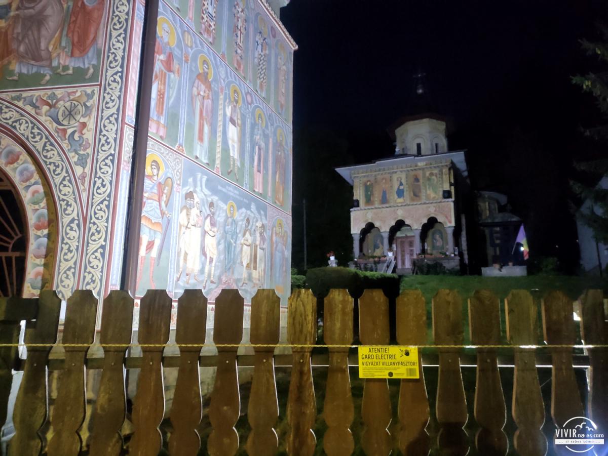 Monasterio en Baile Tusnad con valle electrificada (Rumanía)