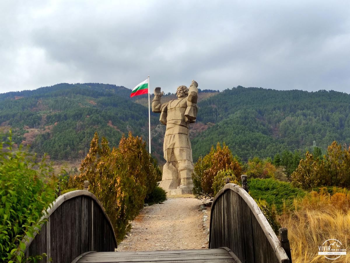 Monumento Ivan Tankov en Klisura (Bulgaria)
