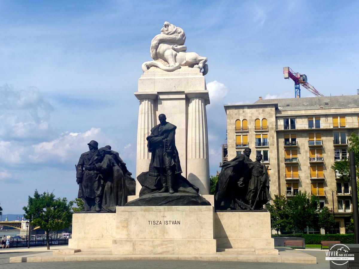 Monumento Tisza István frente al Parlamento de Hungría (Budapest)