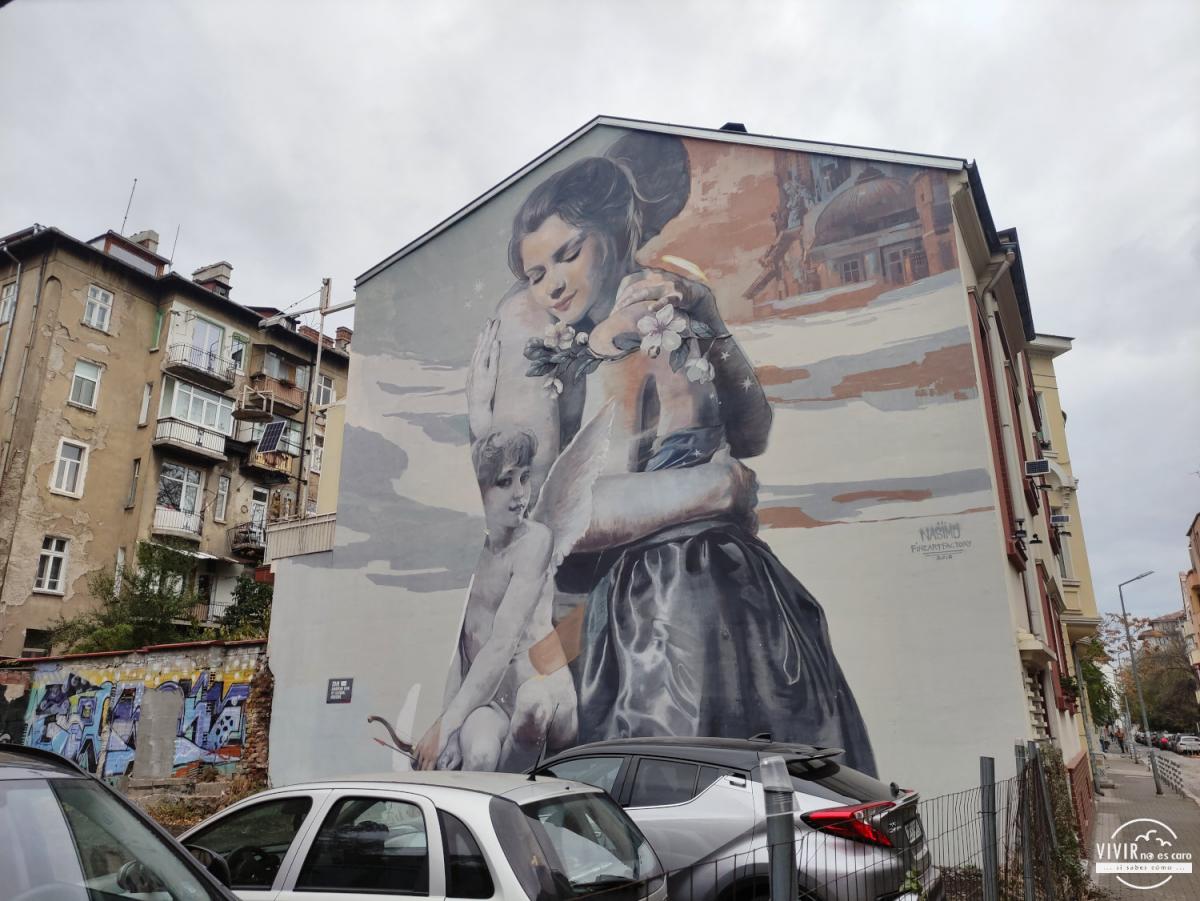 Street art Mural graffiti The Hug abrazo by Nasimo (Sofía, Bulgaria)