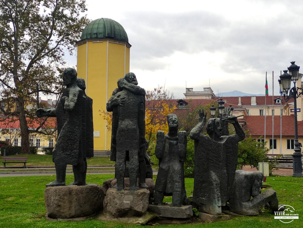 Observatorio astronómico y escultura comunismo en Sofia (Bulgaria)