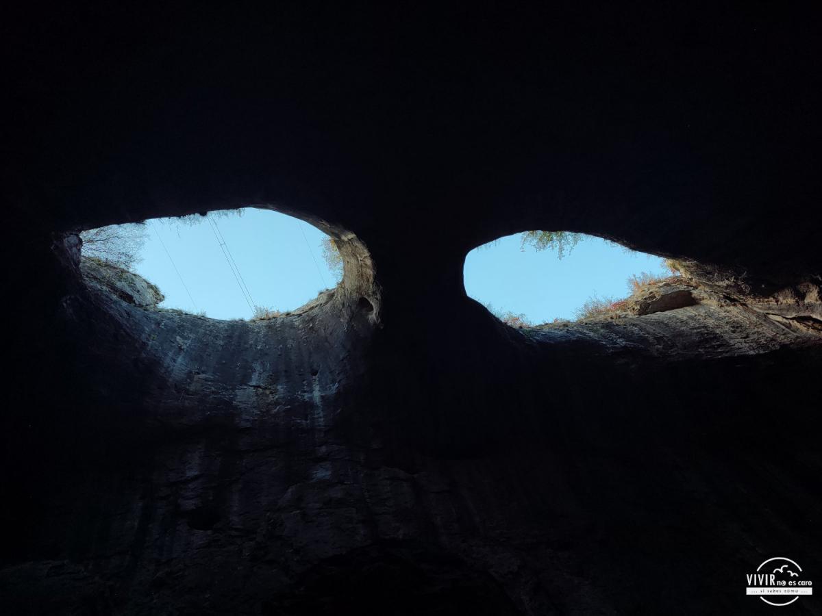 Ojos de Dios en la Cueva Prohodna (Bulgaria)