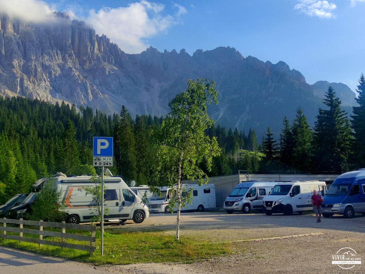 Parking de pago por horas para campers y autocaravanas en el Lago di Carezza (Dolomitas, Italia)