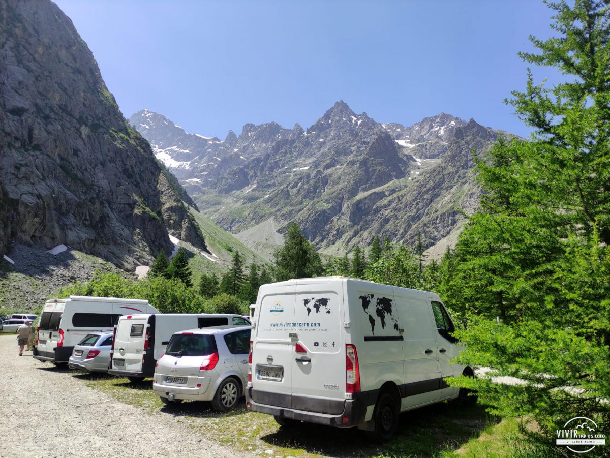 Parking del Glaciar Blanco en Ecrins (Alpes, Francia)