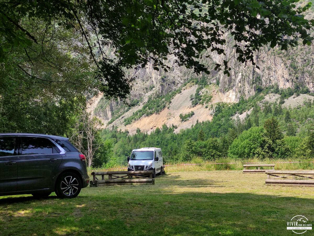 Parking de visitantes Lago Lauvitel (Ecrins, Alpes, Francia)