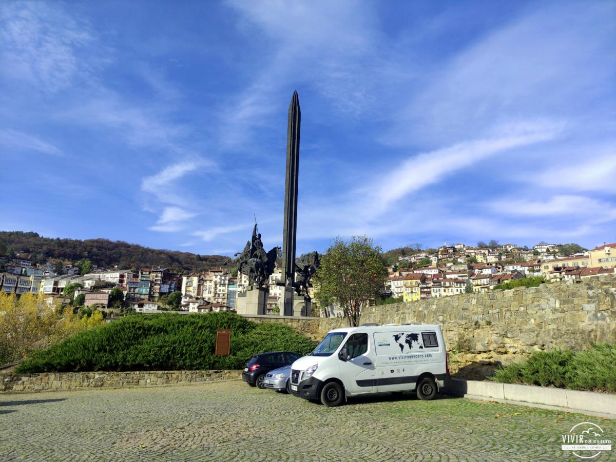 Parking Monumento a la Dinastía Assen (Veliko Tarnovo, Bulgaria)