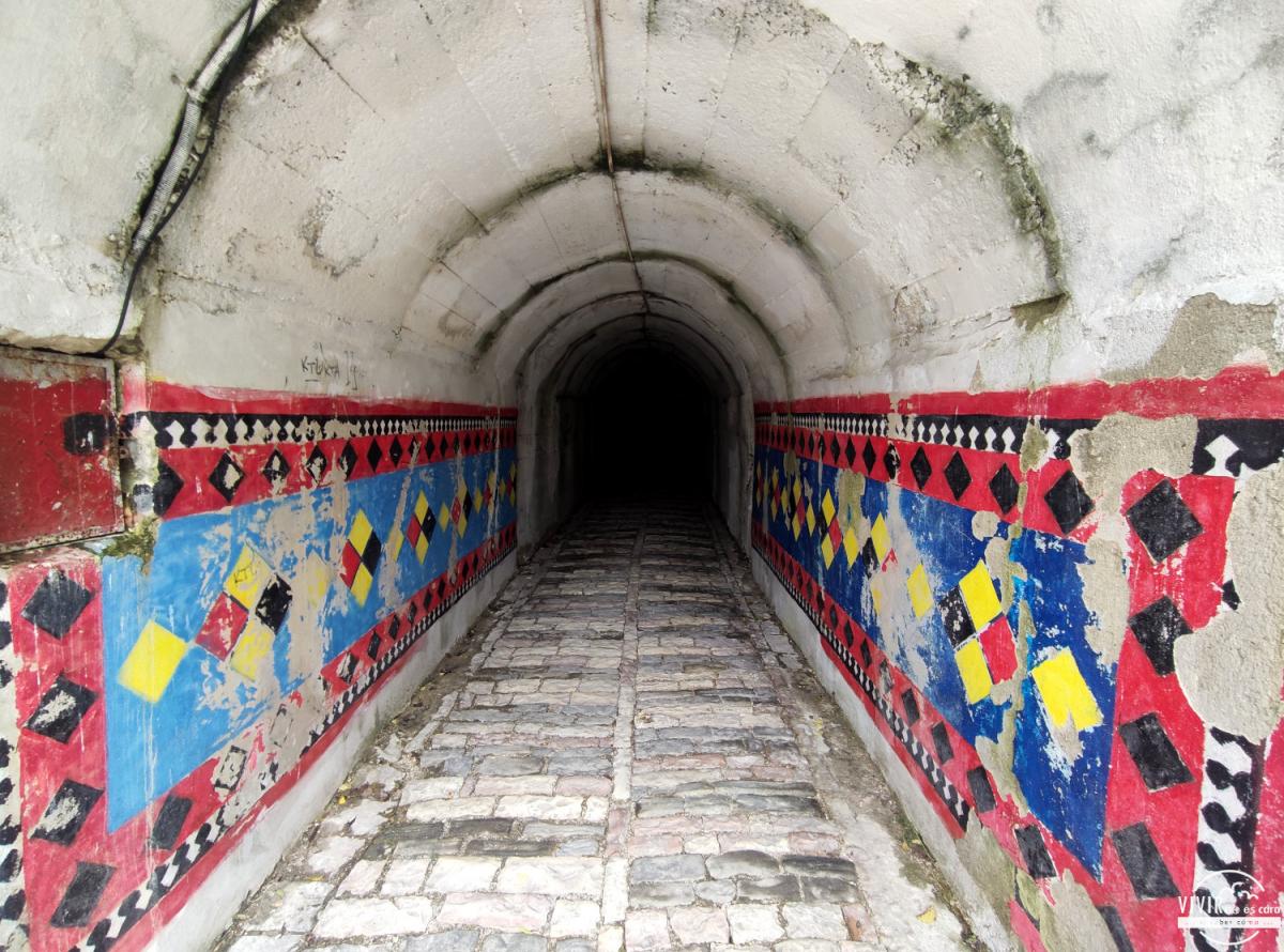 Túnel bajo el Castillo de Gjirokaster (Albania)