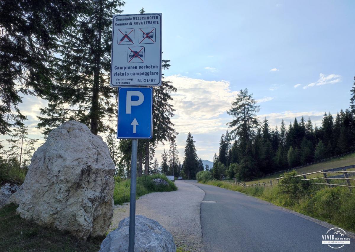 Prohibición acampada Lago di Carezza (Dolomitas, Italia)