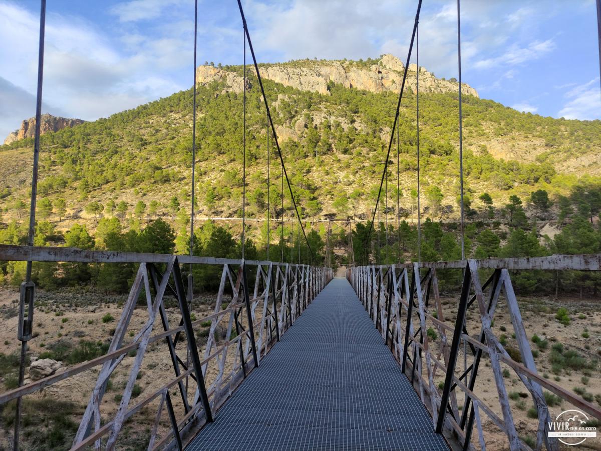 Puente Colgado de Los Pajareles del Río Tus (Albacete)