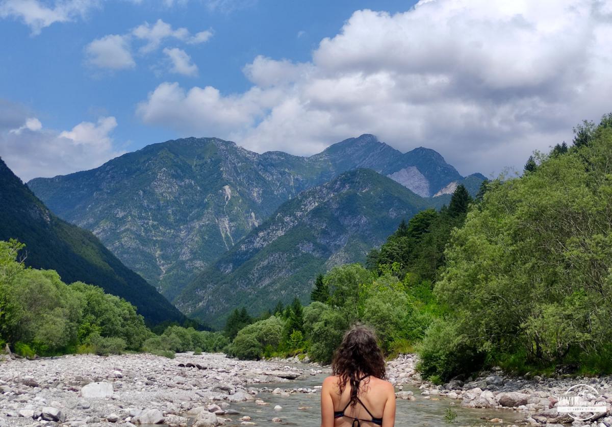 Rio en zona de acampada gratuita en el Valle de Arzino (Friuli, Italia)