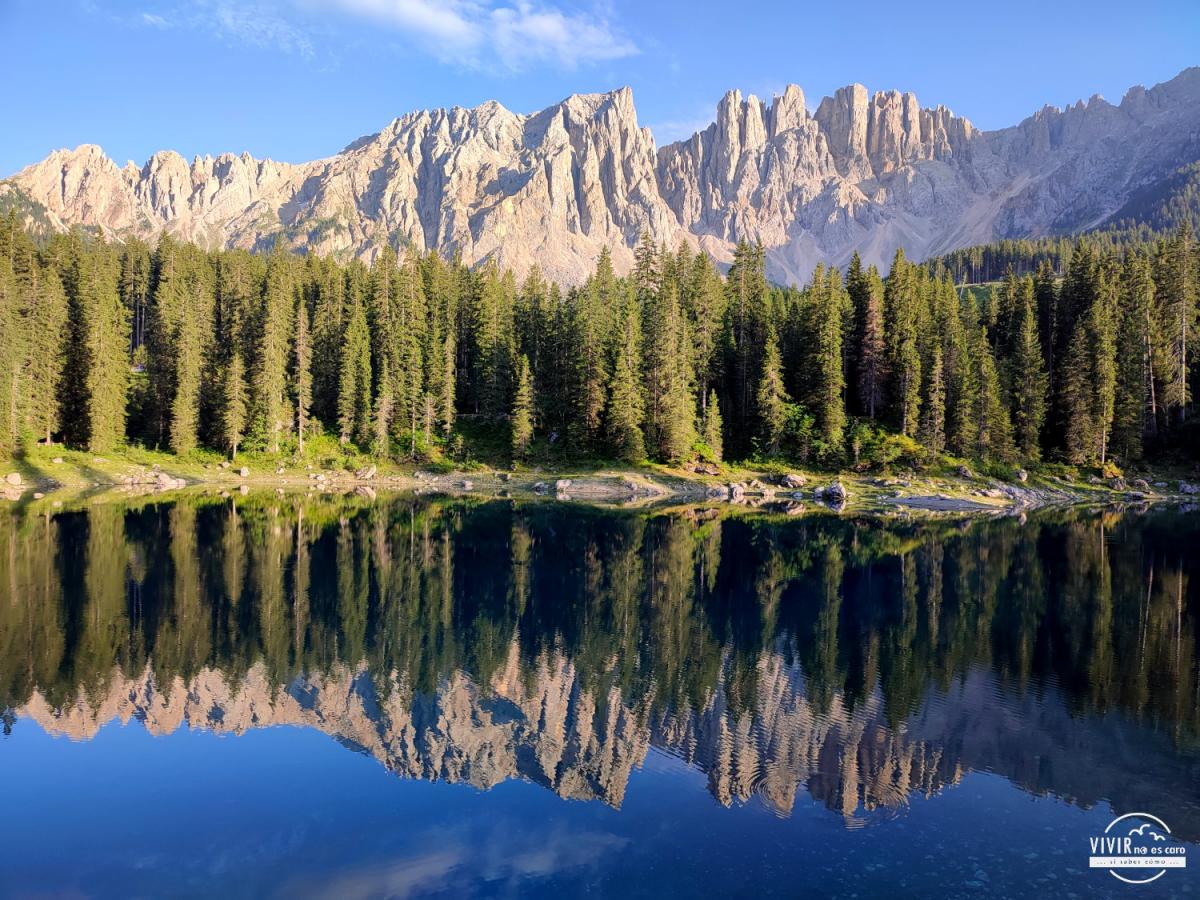Reflejos del Lago di Carezza (Karer See) en Dolomitas