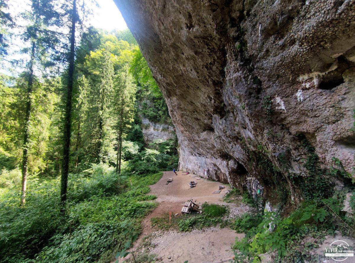 Roca escalada en Cavazzo Carnico Grotta dei Pagani (Italia)