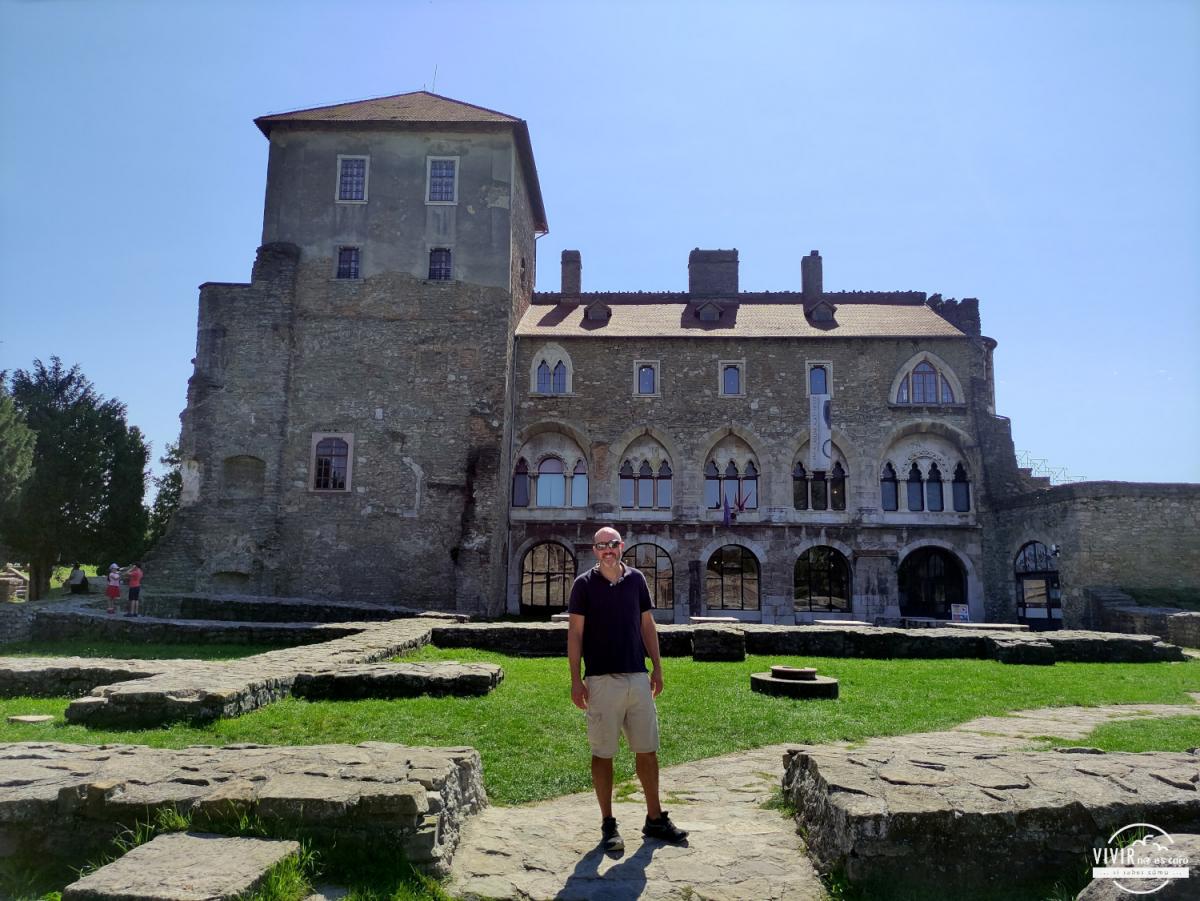Ruinas exterior del Castillo Museo de Tata (Hungría)