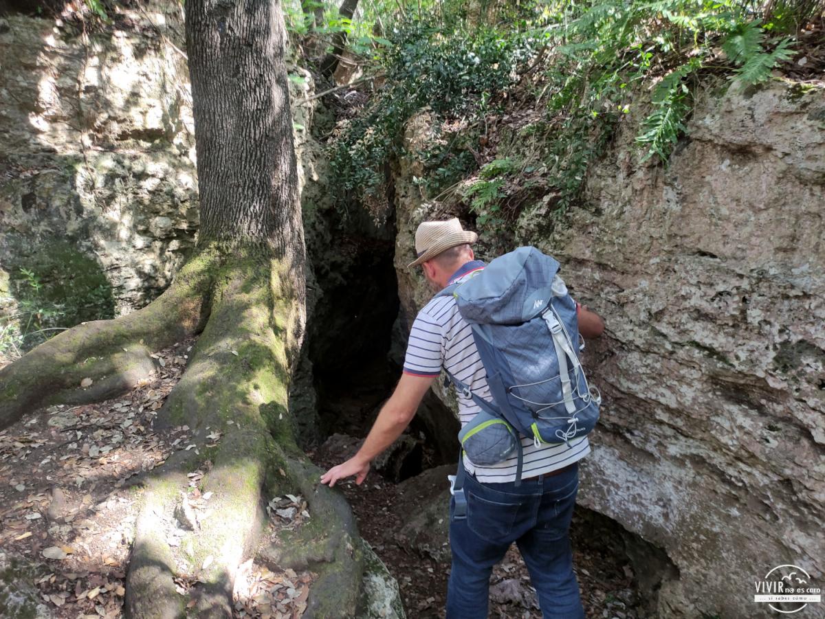 Cueva en la ruta del Paraje de les Estunes en Porqueres (Gerona)