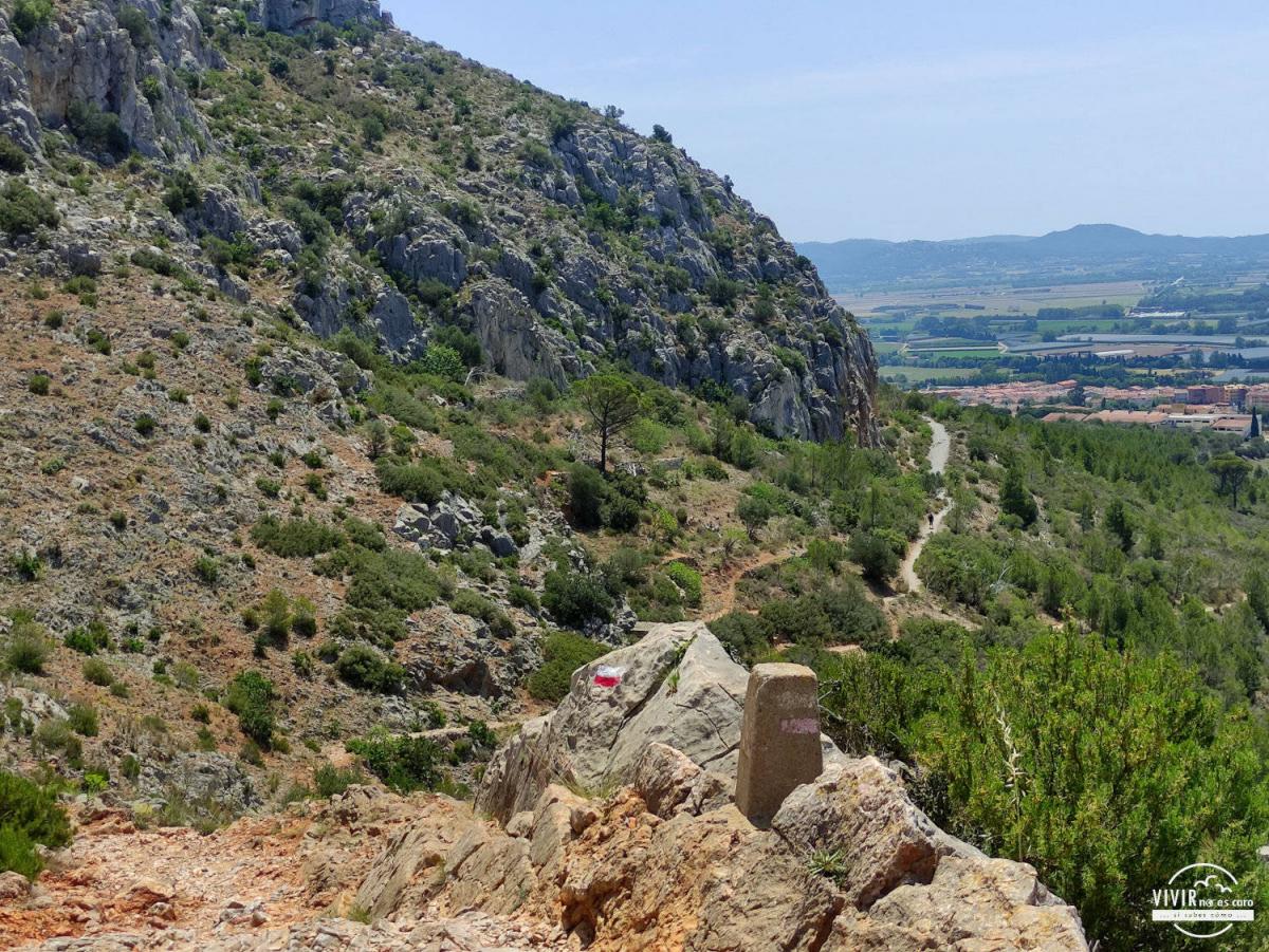 Señalización ruta senderismo subida al Castillo de Montgrí en Gerona