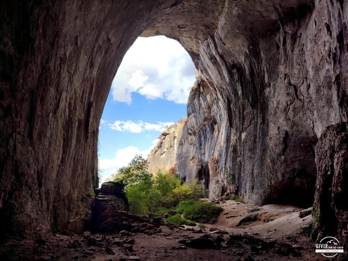 Salida Cueva Prohodna o Cueva de los Ojos de Dios (Bulgaria)