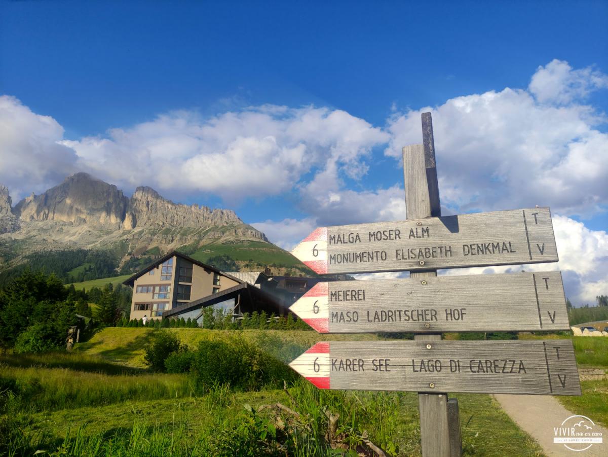 Señalización sendero al Lago di Carezza o Karer See (Dolomitas, Italia)