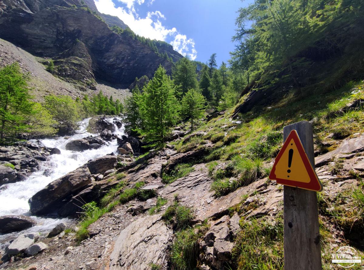 Señal de peligro en la ruta a la Cascada de Razis (Crévoux, Francia)