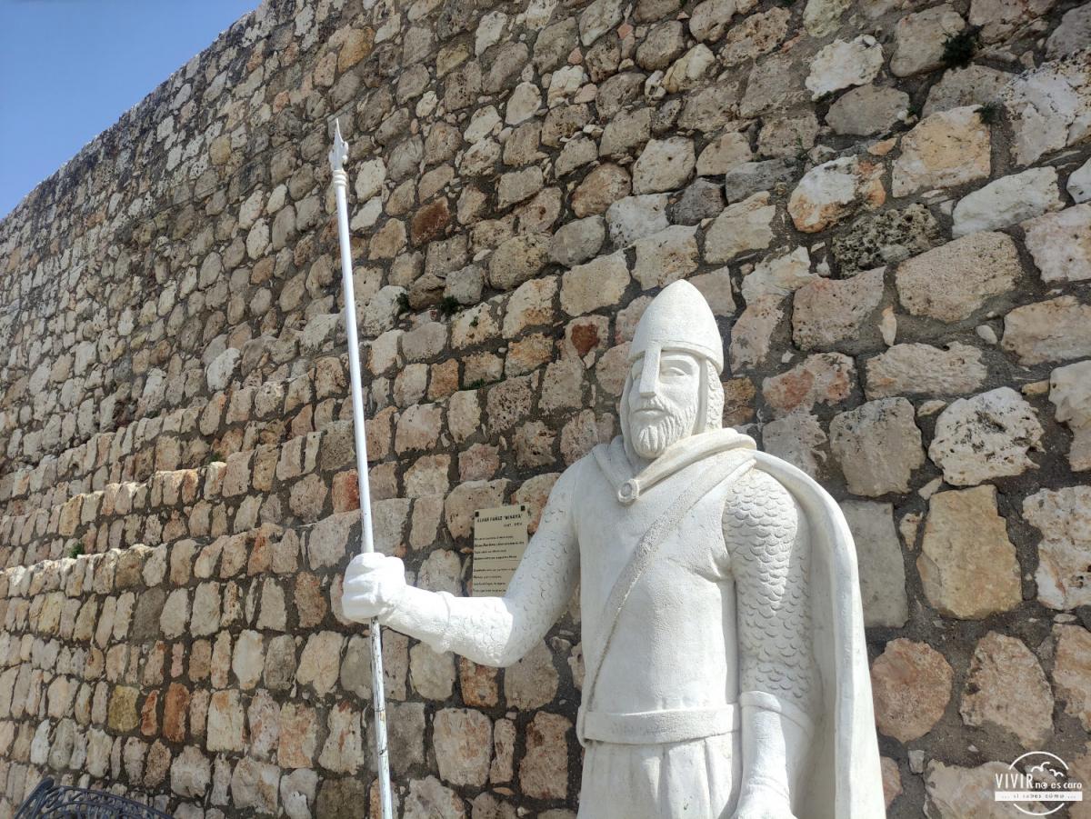 Soldado en la muralla medieval de Hita (Guadalajara)